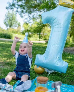 Enfant souriant pendant une fête d’anniversaire à Montauban, photo prise par une photographe d’événements familiaux.