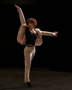 Instant capturé d’une danseuse en mouvement lors d’un spectacle en Occitanie, pris par une vidéaste et photographe de scène