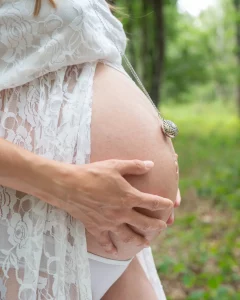 Portrait d’une femme enceinte à Montpellier, réalisé par une photographe spécialisée en maternité.