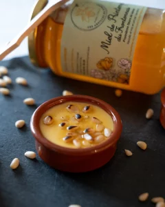 Photographie professionnelle de produit d'un pot de miel