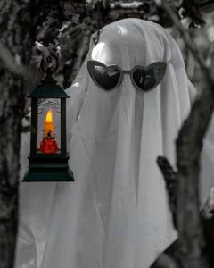 Photo noir et blanc lors d'une séance de photographie professionnelle dans une forêt