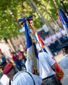 Photographie d'un defile militaire en Occitanie